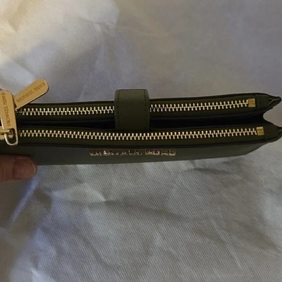 Michael Kors Jet Set Bag And Wallets - Picture 7 of 9